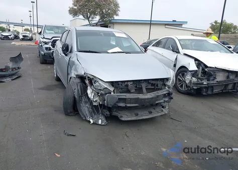 2019 Toyota Yaris L/Le/Xle z USA, uszkodzony, nr VIN 3MYDLBYV2KY525317